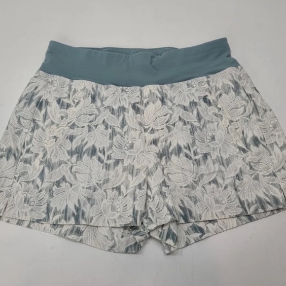 Athleta Trekkie North Short Ethereal Bloom Magnolia White Size 4 Womens - Picture 1 of 6